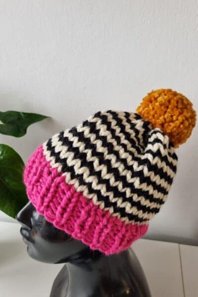 Czapka z pomponem  - i różowym ściągaczem