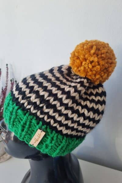 Czapka z pomponem  - Z zielonym ściągaczem
