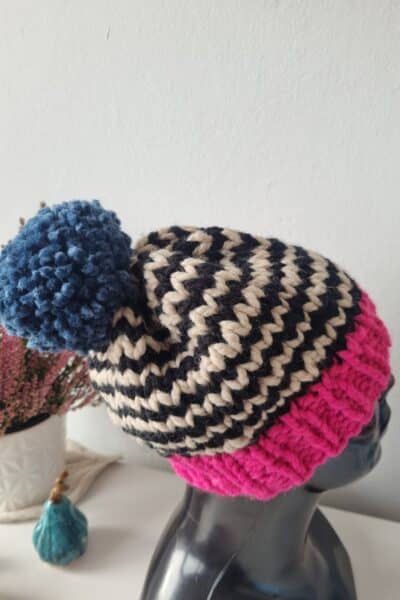 Czapka z pomponem  - granatowym