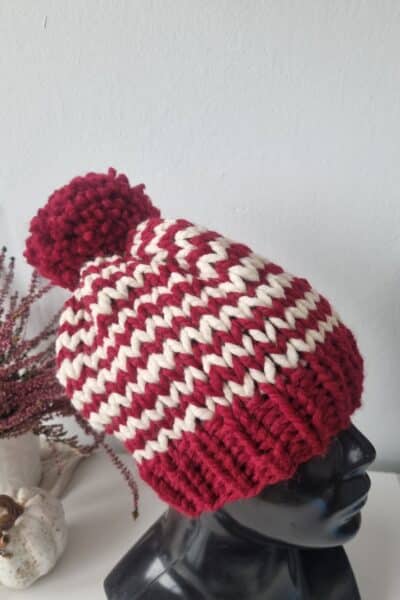 Czapka z pomponem  - Czerwona w ecru paseczki