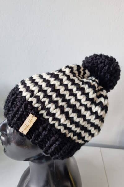 Czapka z pomponem  - Czarna w ecru paseczki