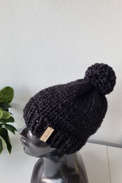 Czapka z pomponem  - Czarna